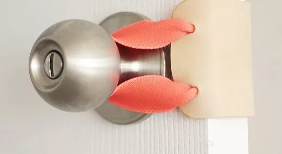 Фиксатор двери. Фиксатор дверцы. Лайфхак для межкомнатных дверей. Щитовые ограничители двери. Как сделать чтоб дверь закрывалась.