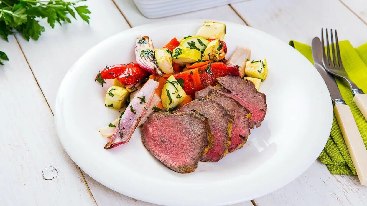 Ростбиф с соусом. Английский ростбиф. Ростбиф с дижонской горчицей. Блюда из ростбифа говядины. Великобритания ростбиф.