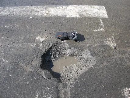 Колдобина на дороге 4