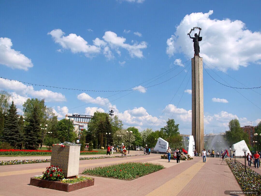 Какие памятники есть в калуге. Площадь Победы Калуга. Памятник на площади Победы Калуга. Город Калуга площадь Победы. Статуя на площади Победы в Калуге.