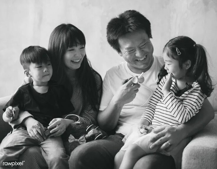 Asian parents. Счастливая азиатская семья. Семья азиаты. Asian parents. Испанская семья.