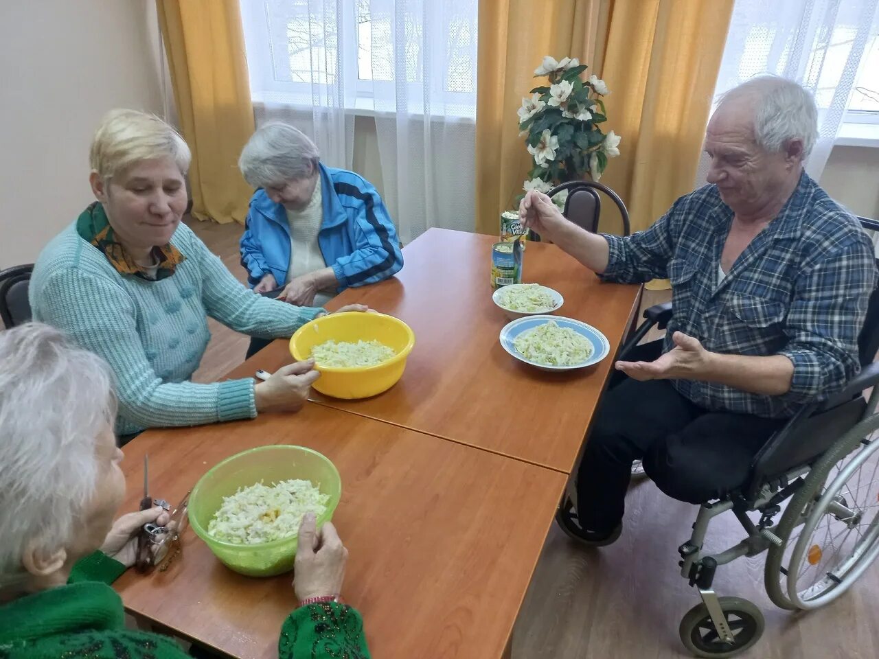 Дома престарелых в беларуси. Великолукский дом-интернат для престарелых. Дом престарелых Китай. Инвалид. Дом престарелых в Переделкино.