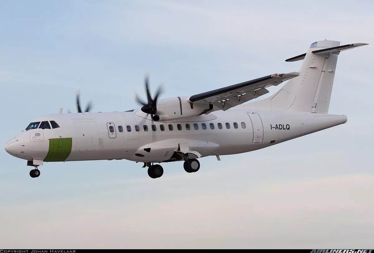 Атр 42. ATR-42 турбовинтовой самолет. ATR ATR 42‑500. АТР 42-500. АТР-42-500 самолет.