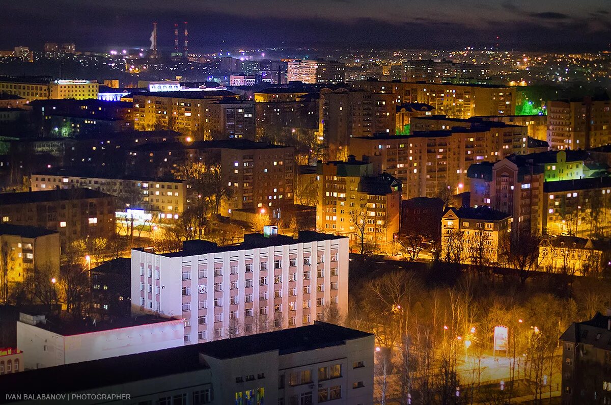 Городка киров. Город Киров. Ночной Киров Кировской области. Ленинский район Киров ночью. Ночной город Киров.