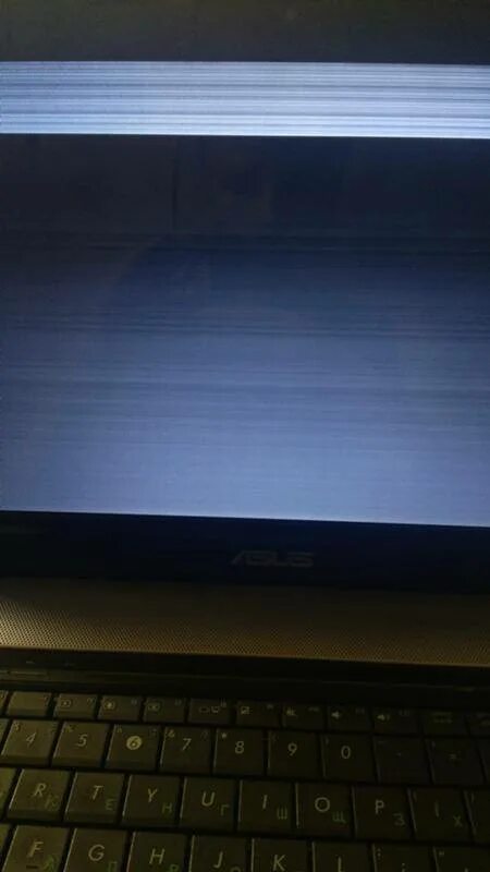 Полоска сверху экрана. Серый экран на ноутбуке. Белый экран на ноутбуке при включении. Белые полосы при включении ноутбука. Серый экран на ноутбуке при включении.