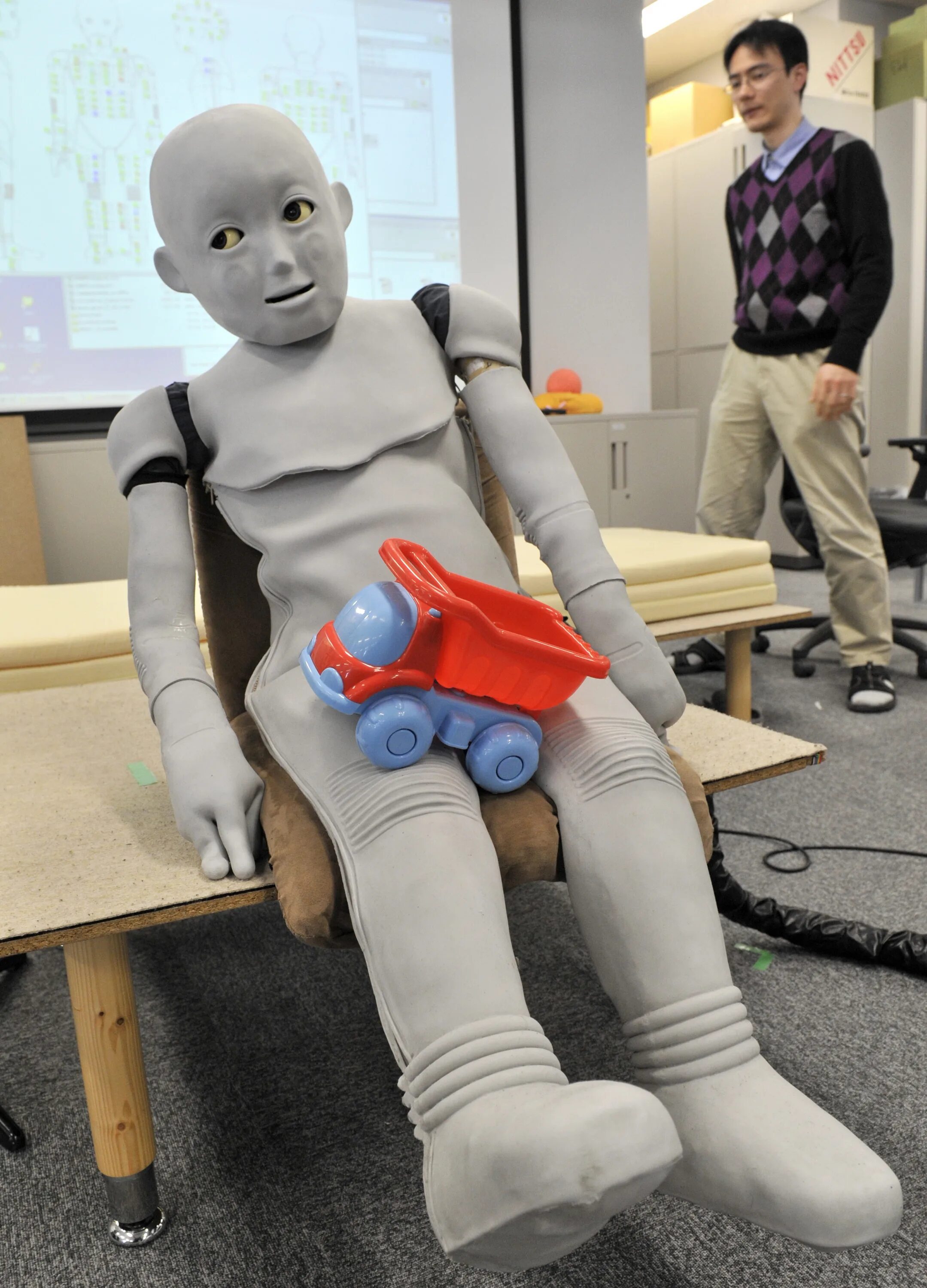 Воспитана роботом. Роботы для детей. Японский робот для детей. Робот младенец. Настоящий робот для детей.