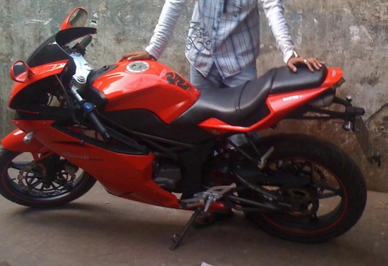 Спортбайки 125 кубов. Gsx r 125. Кавасаки ниндзя 125 кубов. Yzf r125. Aprilia rs 125.