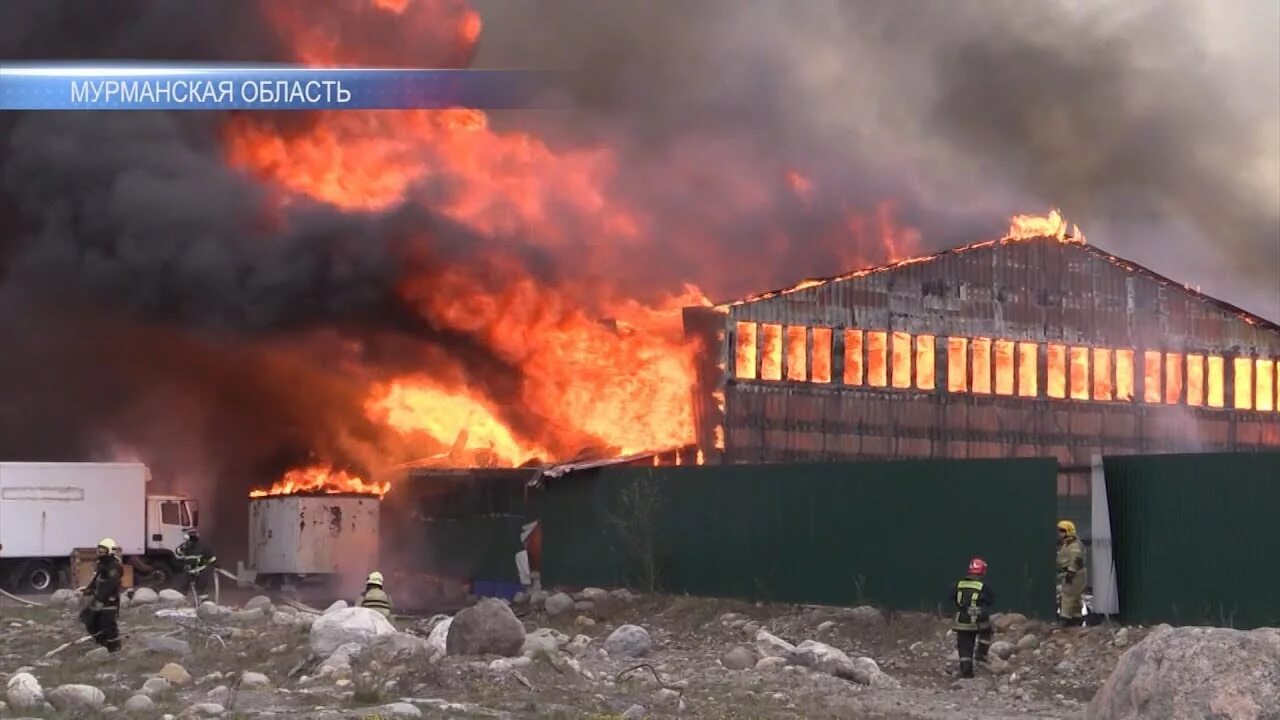 Горение в складах. Пожар. Горит склад. Пожарные на пожаре.