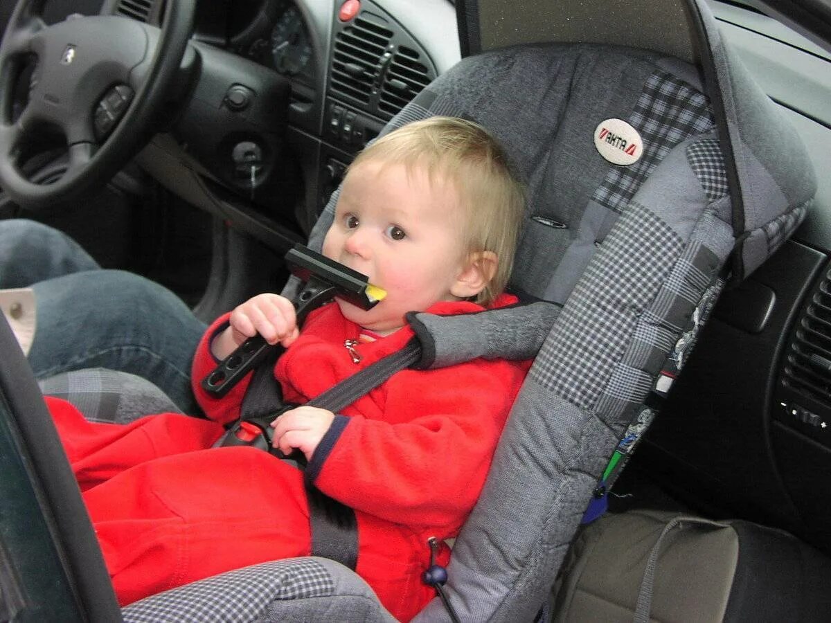Можно ли возить детей без кресел. Детское кресло в машину. Детское автокресло в машине. Детское кресло на переднем сиденье. Ребенок в детском кресле.