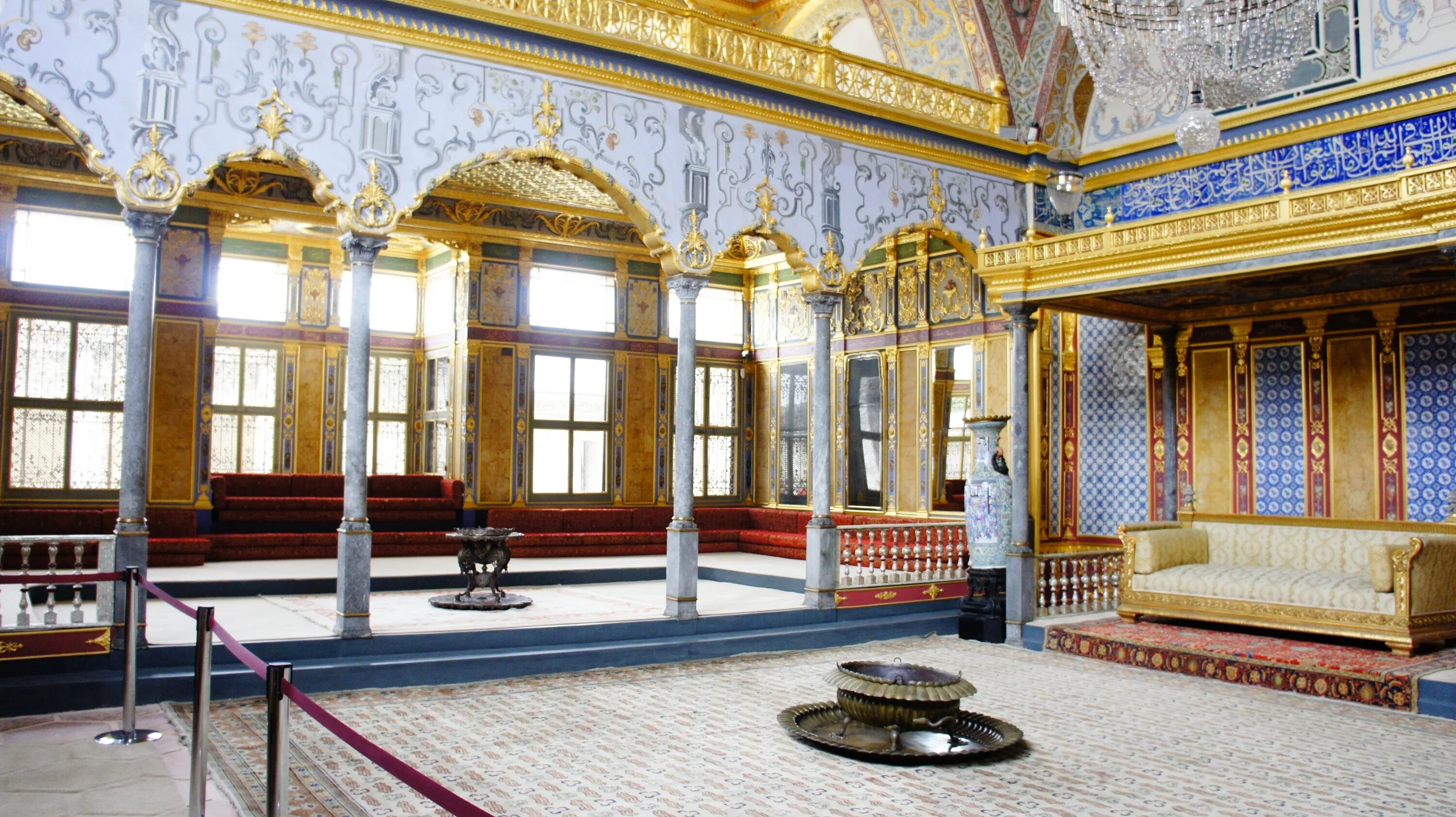 Где жили султаны. Турция Топкапы дворец Султана. Султанский зал дворец Топкапы. Стамбул Турция дворец Султана Сулеймана.