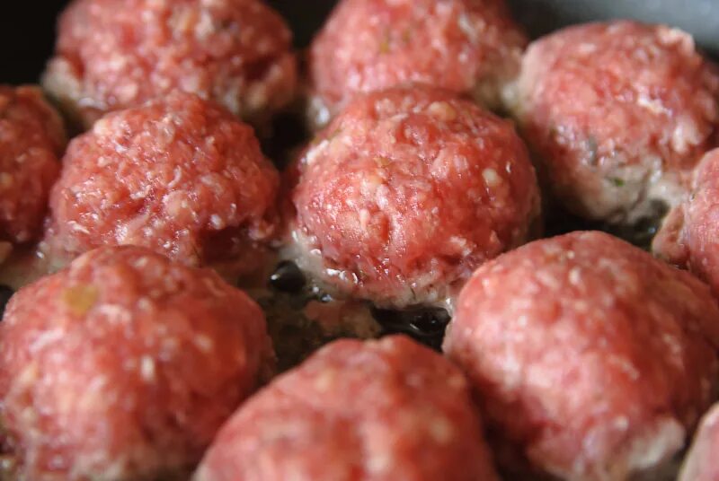 Фарш на фрикадельки. Как сделать чтобы фрикадельки не разваливались. Жареные фрикадельки. Приготовление тефтелей пошагово. Фарш на фрикадельки.