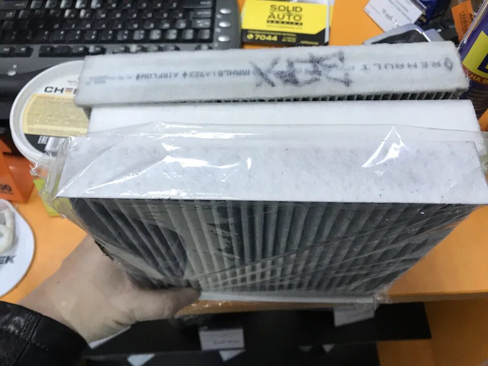 Воздушный фильтр sandero stepway 2. Фильтр салонный sandero 2019. Воздушный фильтр рено сандеро степвей 2. Фильтр воздушный рено сандеро 1. Масляный фильтр масленый рено сандра степей.