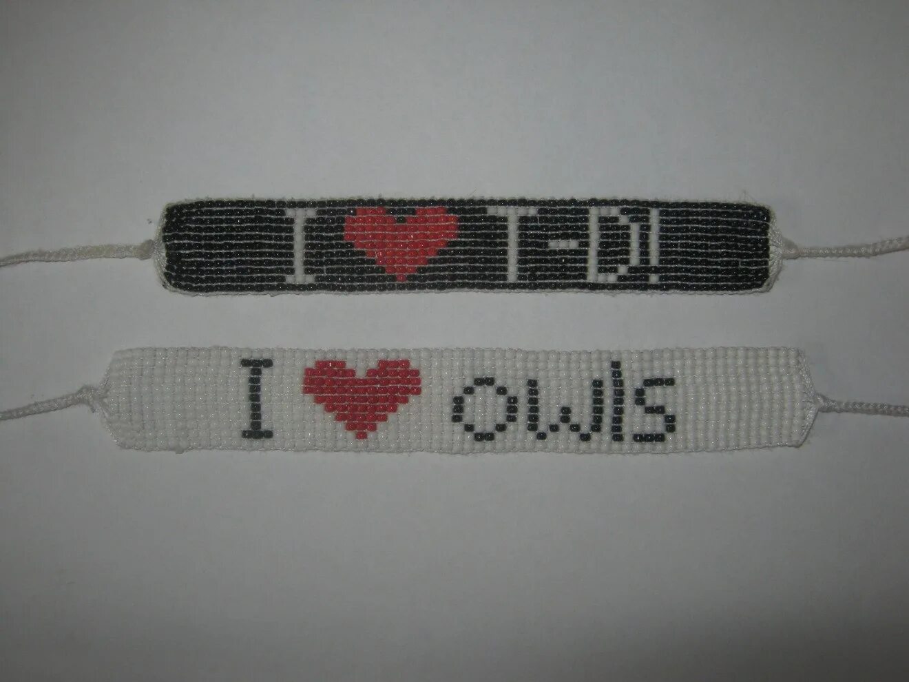 Парные фенечки для влюбленных. Парная фенечка из бисера. Схемы плетения фенечек с надписями. Фенечка парная. Парные фенечки схемы.