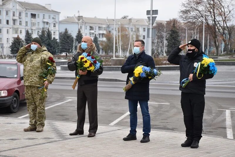 Сегодня Краматорск простился с погибшей медсестрой-волонтером Юлией Изотовой " E