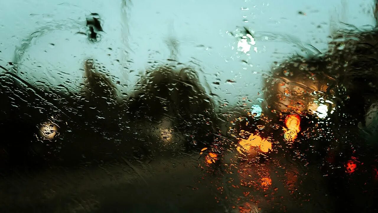 Дождь на стекле. Дождь на стекле машины. Ливень. Сильный дождь.