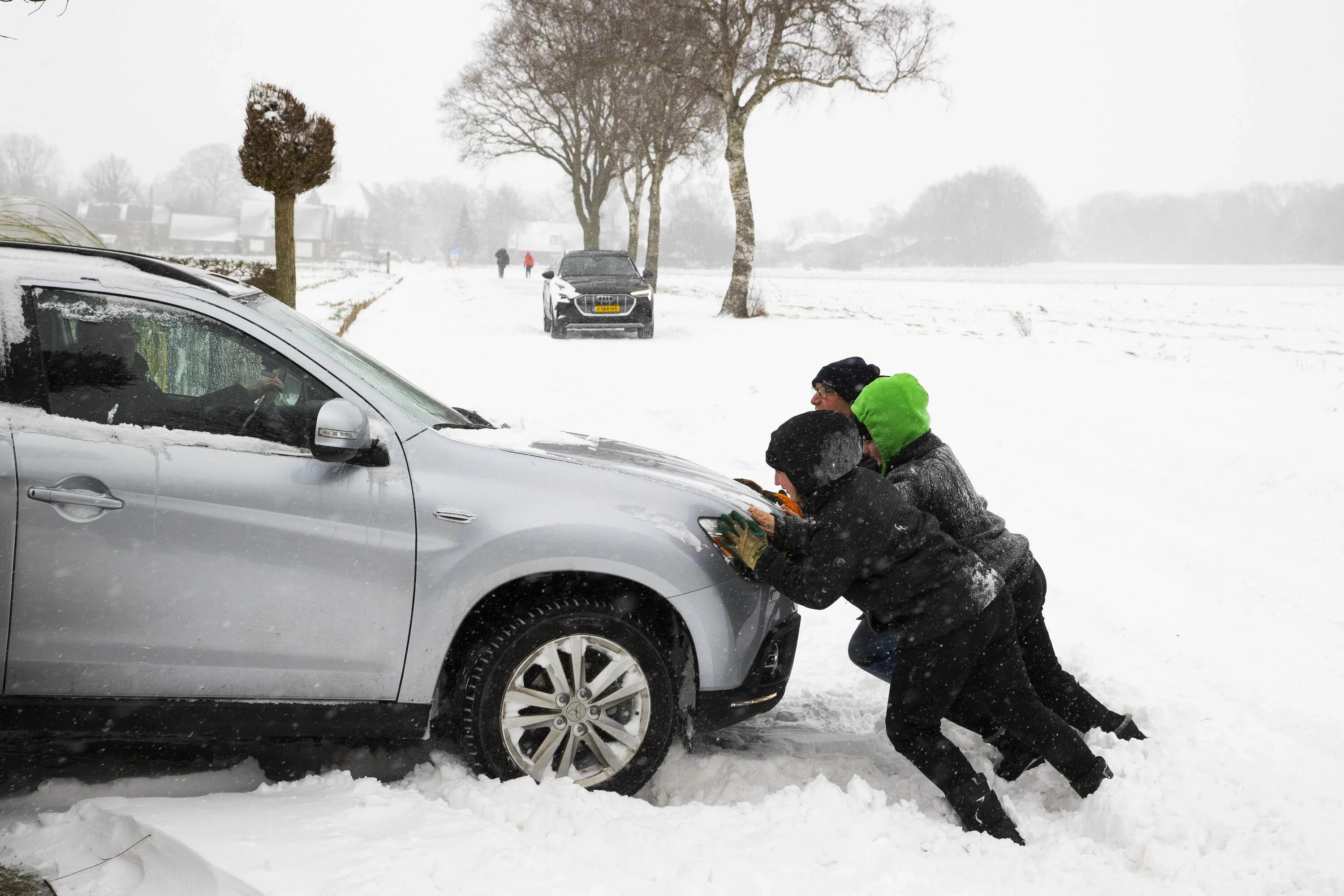 Снегопад в Европе. Снегопад в Нидерландах. Застрявшее авто. Морозы в Европе сегодня.