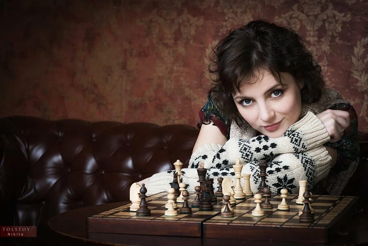 золотой костюм снегурочки. снеговики и снегурочки. снегурочка мультяшная. девушка и шахматы. фото снегурочки.