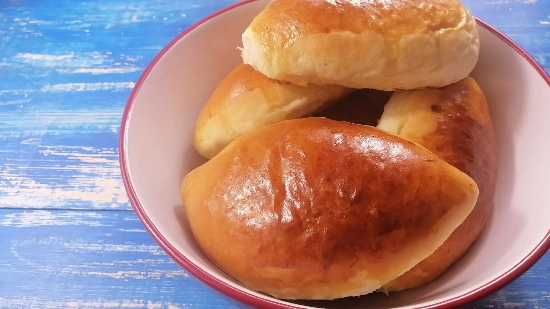 Пирожки с яблоками. Пирожки с яблоками в духовке. Пирожок Печеный с яблоком. Пирожки дрожжевые с яблоками в духовке.