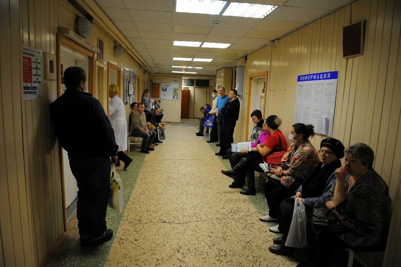 Комната очередь. Очередь в поликлинике. очередь в больнице. очередь в коридоре. очередь к врачу.