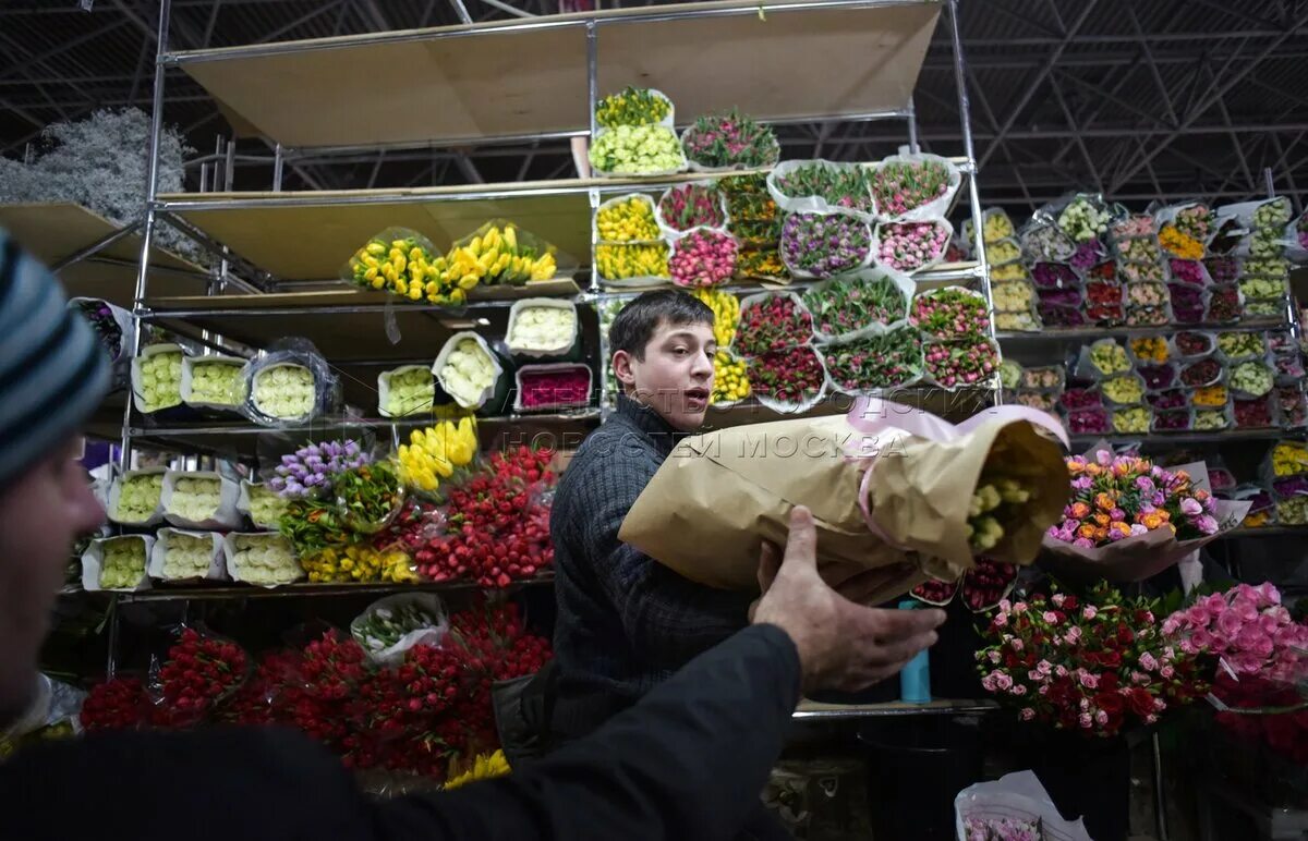 Торговля цветами на латошинке. Лепестки роз купить дешево в москве рижский рынок. Работа рижского рынка в москве. Цветочная база рижский рынок. Рижский рынок букеты.
