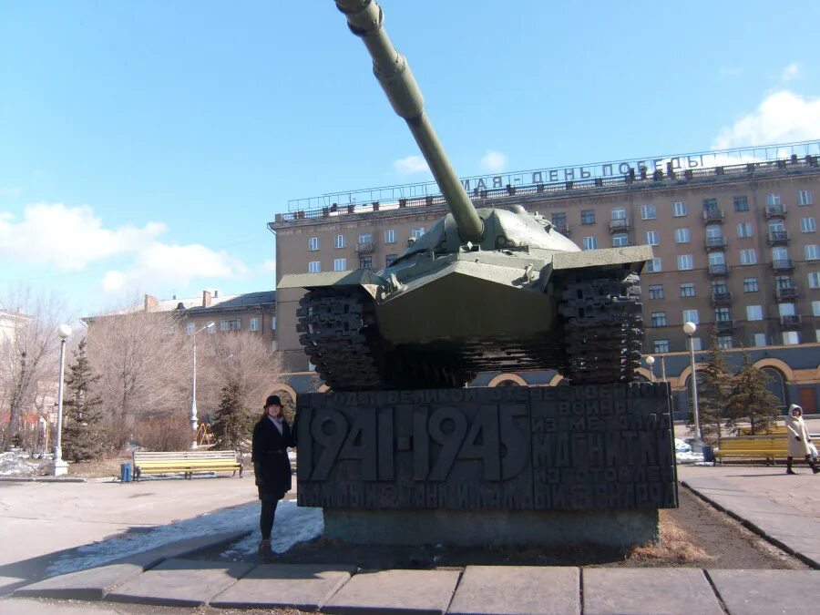 Каждый второй танк и каждый третий снаряд. Монумент танк Магнитогорск. Памятник танк в Магнитогорске. +Гортеатр танк Магнитогорск. Танк на гортеатре Магнитогорск.