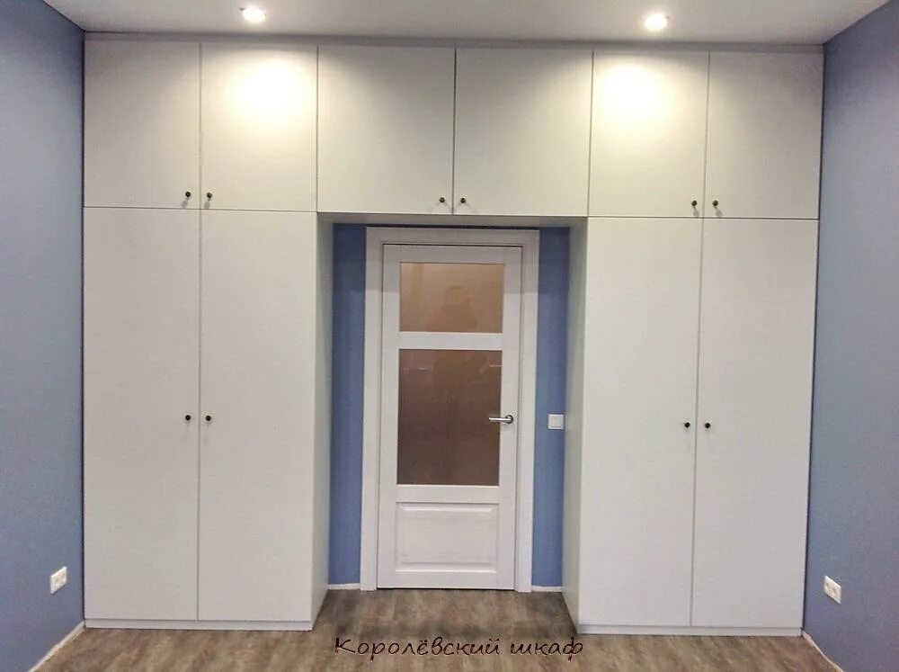 шкаф где дверь. мистер дорс раздвижные перегородки. шкаф-перегородка двухсторонний. шкаф над дверью. шкаф вокруг двери в детской.