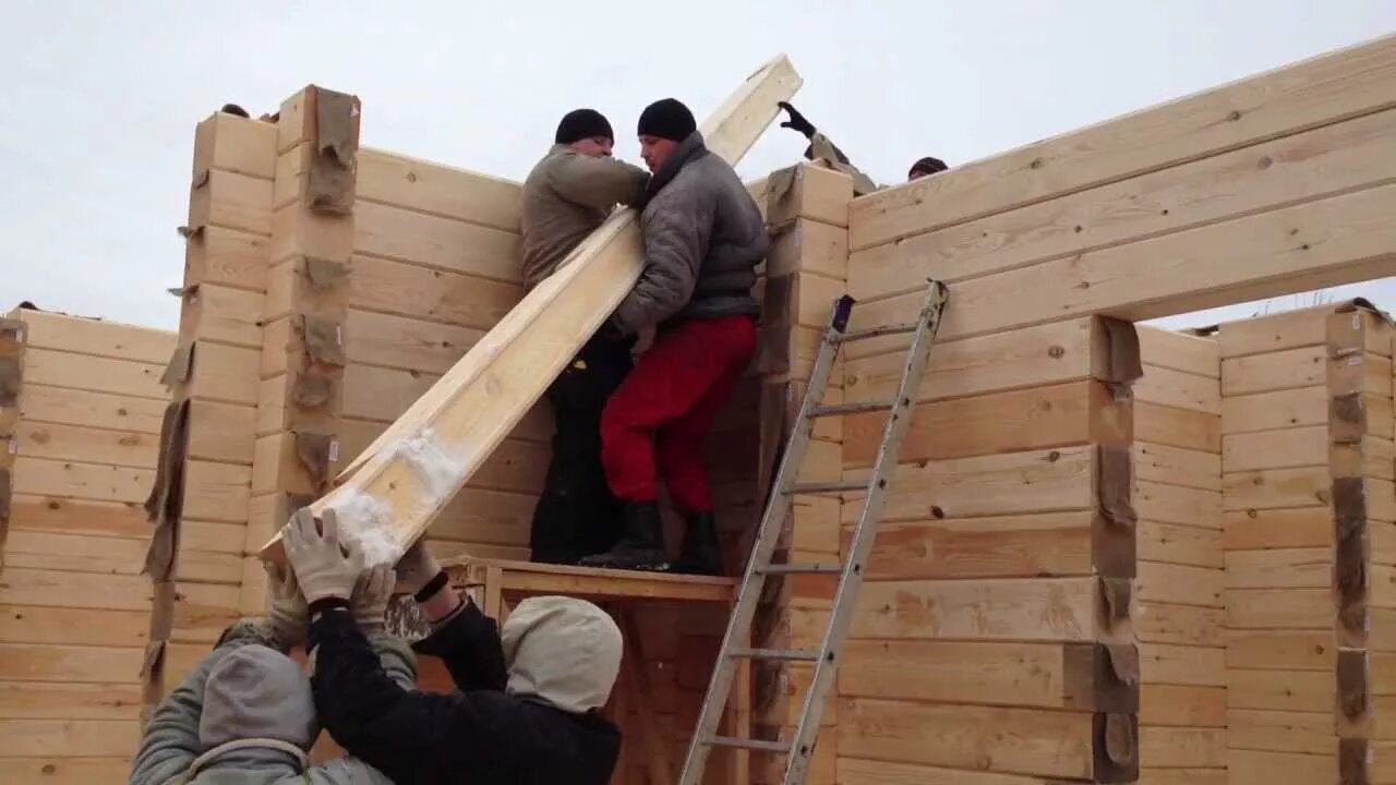 Собрать разобранный дом. Дом из бруса сборка. Сборка домокомплекта из профилированного бруса. Сборка на дому. Монтаж дома из профилированного бруса.