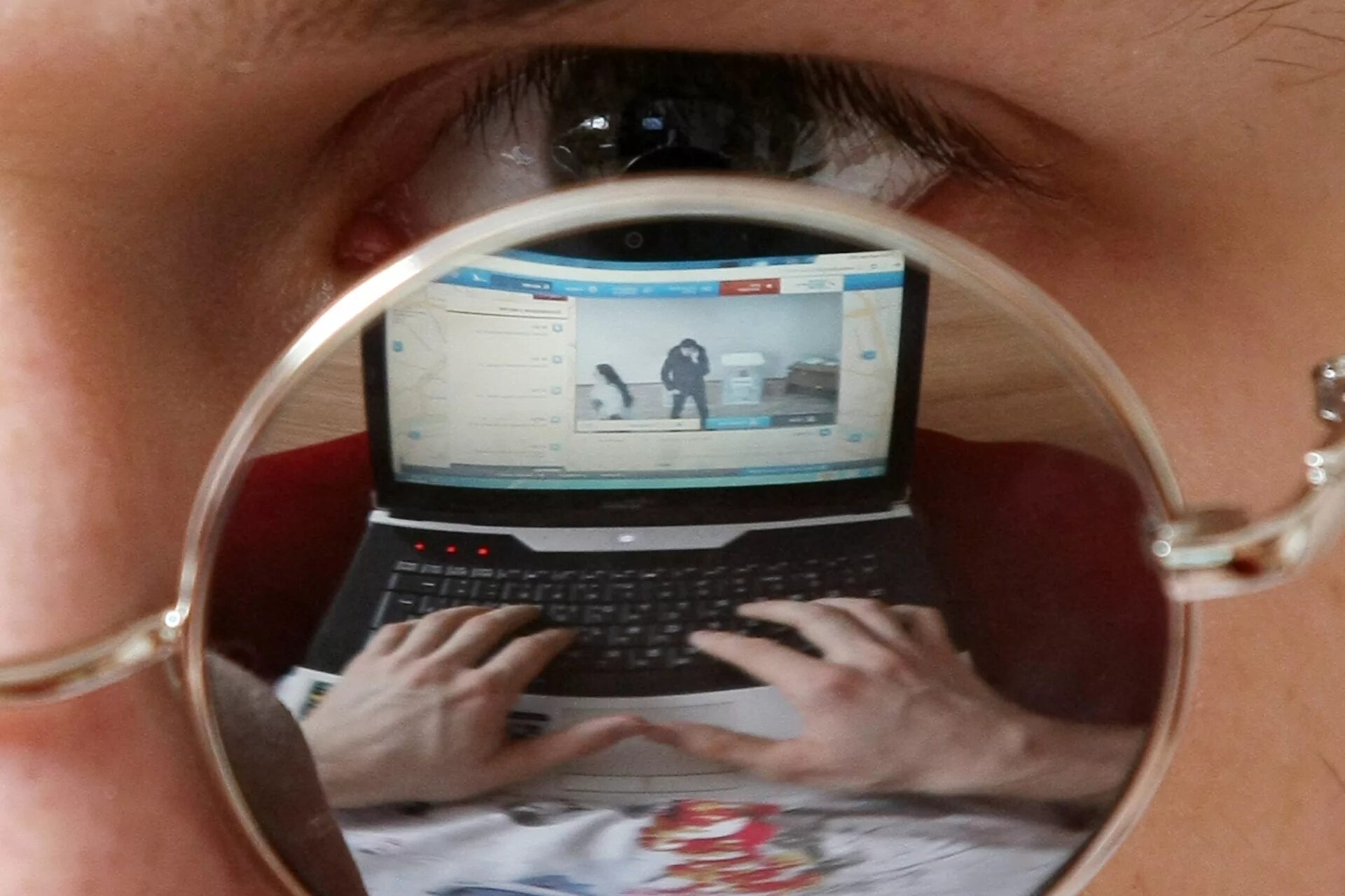 Следит в соц сетях. Слежка в интернете. социальные сети слежка. интернет следит. слежка через соцсети.