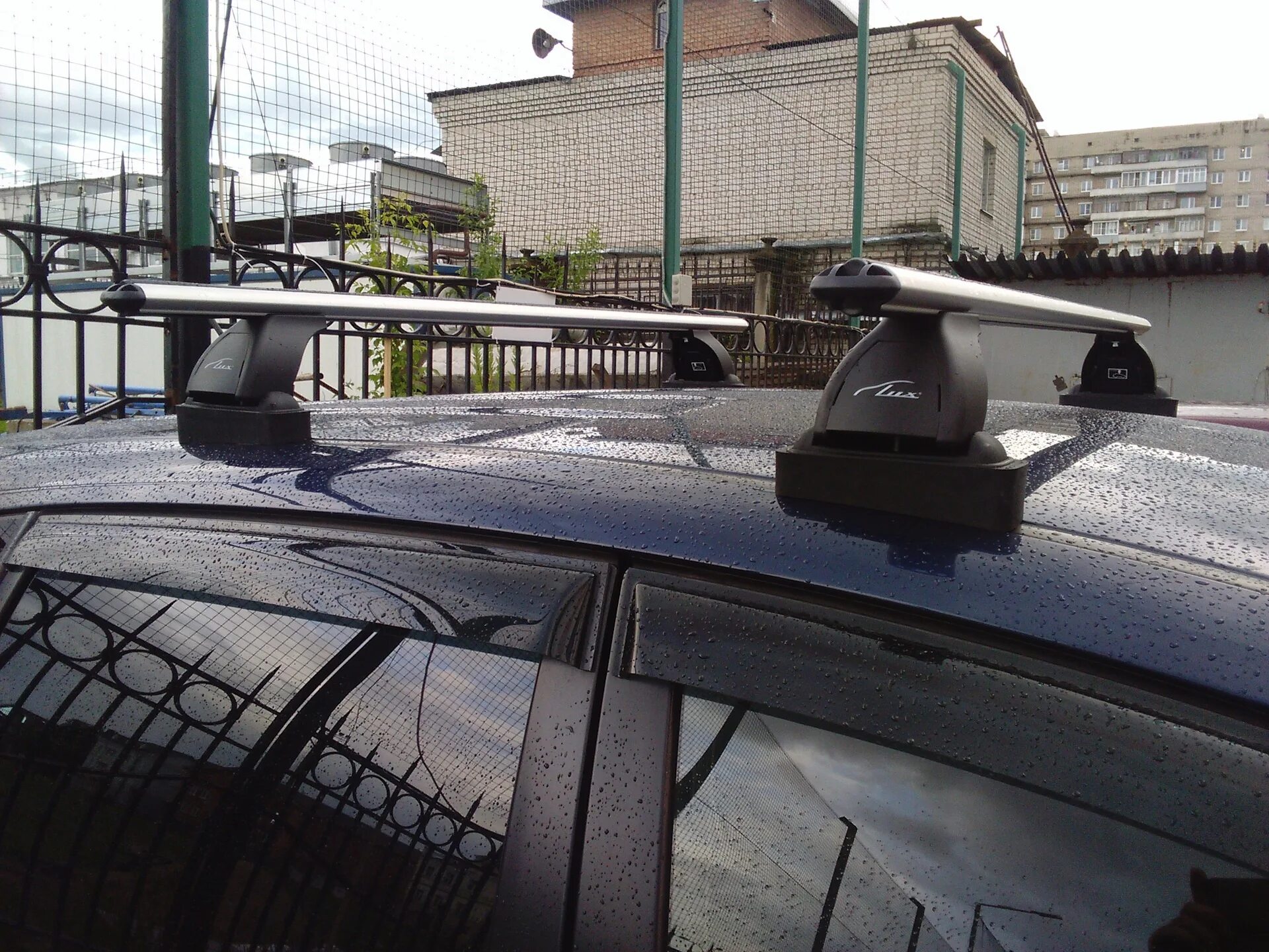 На крыше универсала. Багажник на крышу Сузуки Лиана. Suzuki Liana багажник. Сузуки Лиана 2007 багажник на крышу. Багажник на крышу Nissan x-Trail (штатные места) 5d джип 2014-... | Lux.
