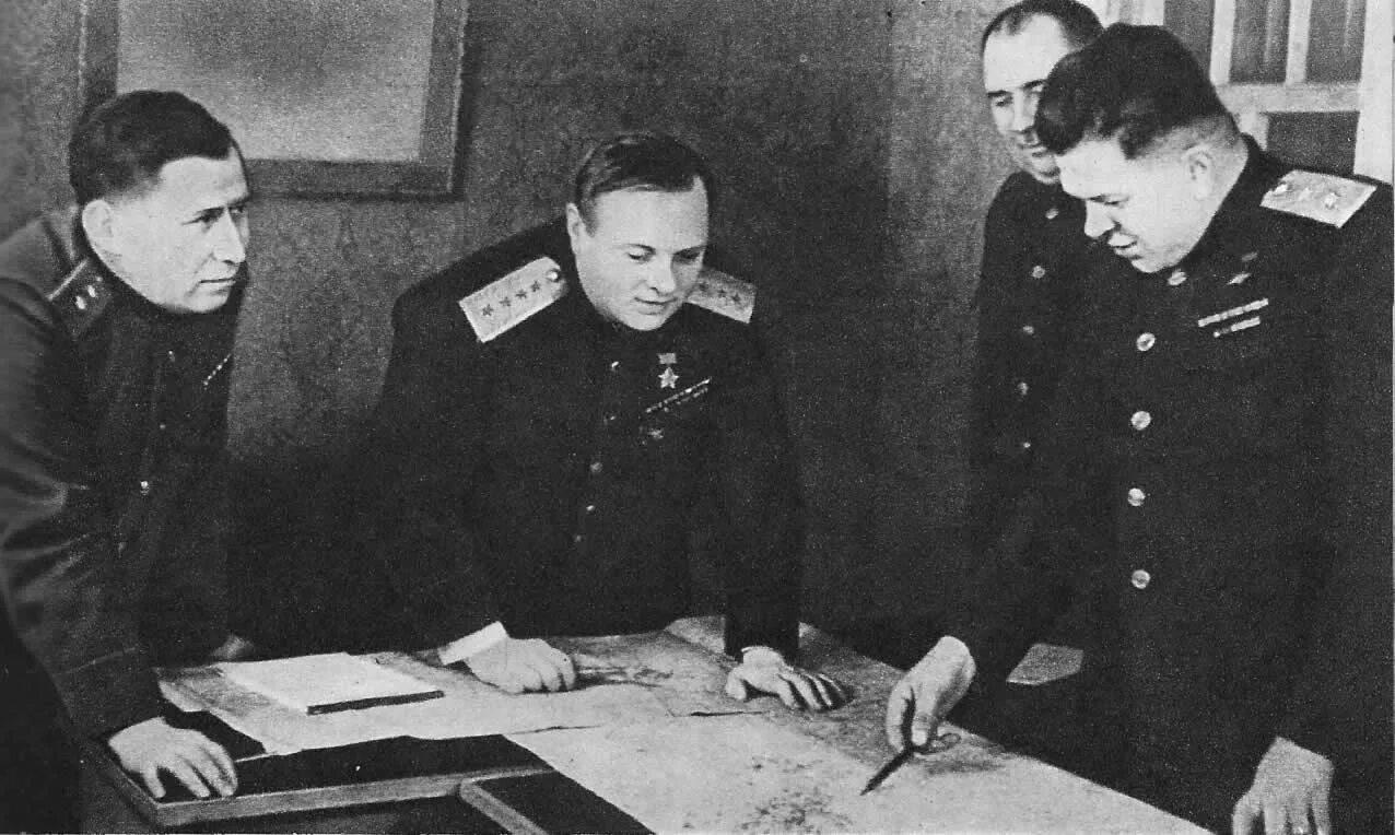 Через него держат связь шпионы с командованием. Участники военного конфликта. Небесный тихоход 1945. Через него держат связь шпионы с командованием. Разведшкола абвера 1942г.
