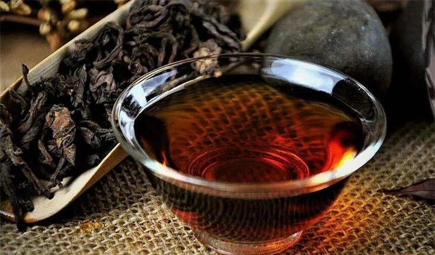 Стакан черного чая. Китайский чай дахунпао. Китайский чай да Хун ПАО. Черный чай да Хун ПАО. Китайский чай дахунпао эффект.