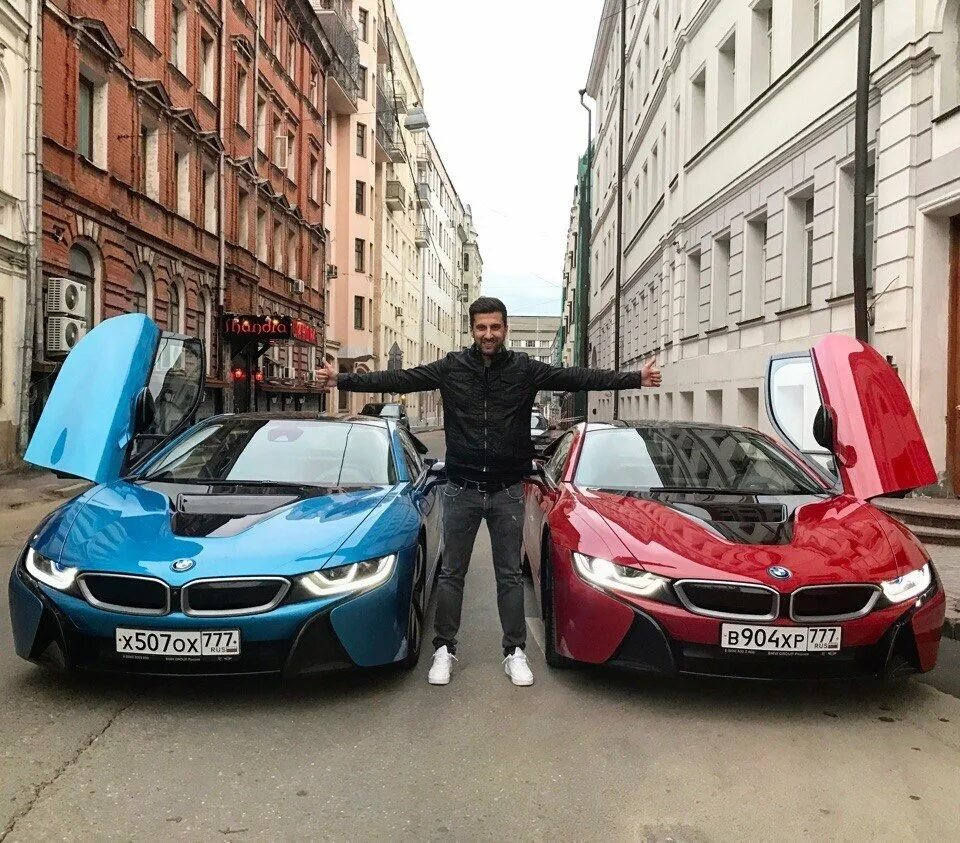 Блогера автомобили. BMW i8 Амирана. БМВ Амирана Сардарова. Амиран Сардаров машина. Машина Амирана Сардарова.