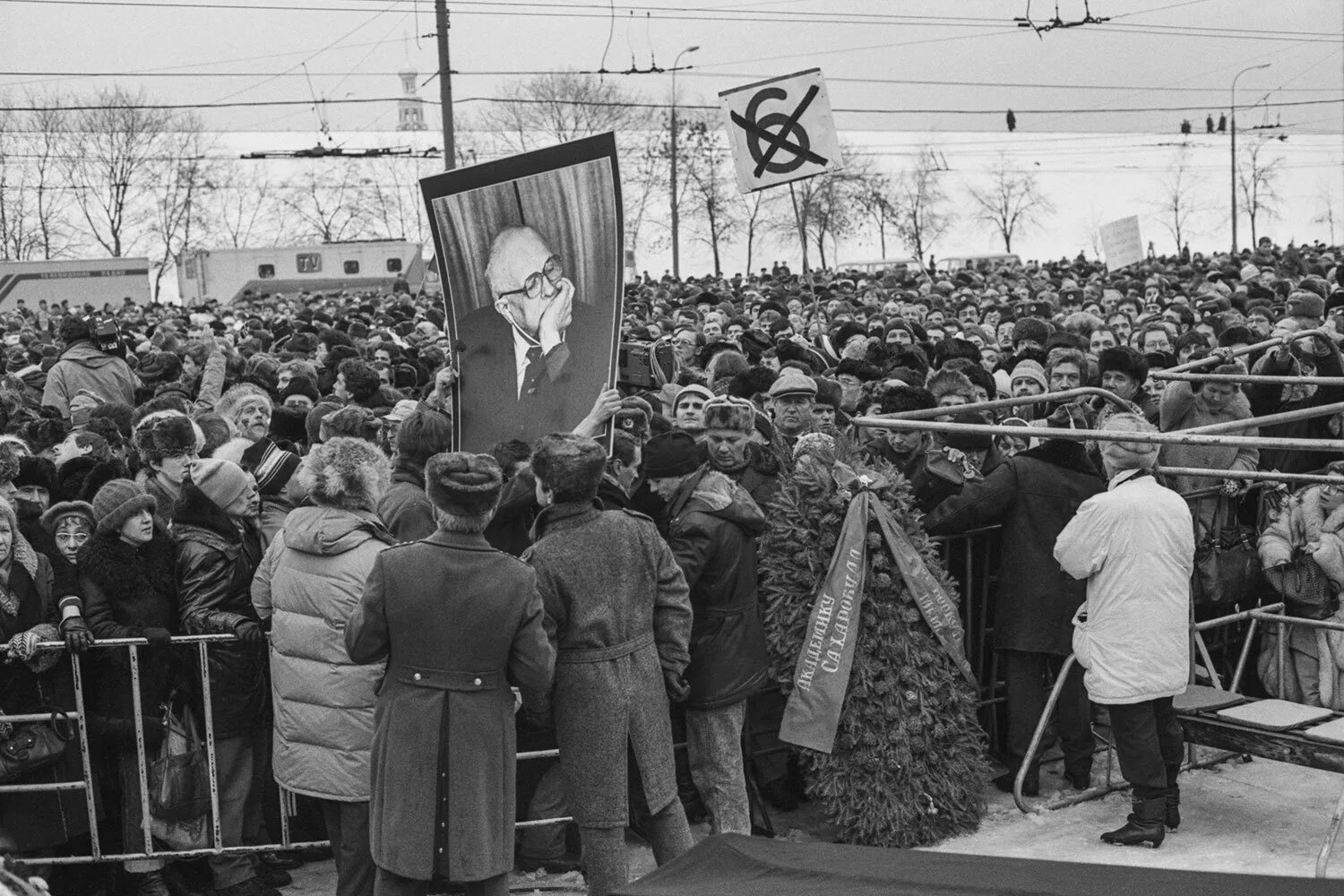 Прощание с сахаровым. Похороны Академика Сахарова. Могила Андрея Сахарова 1989. Похороны Андрея Сахарова 1989. Похороны Академика Сахарова 1989.