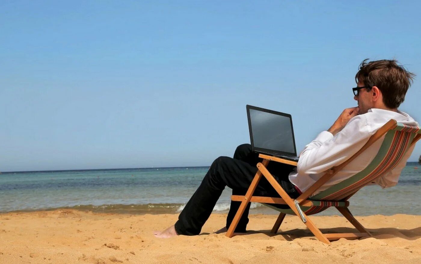 женщина в отпуске. девушка с ноутбуком на пляже. отдых на работе. отпуск. подработка в отпуске.