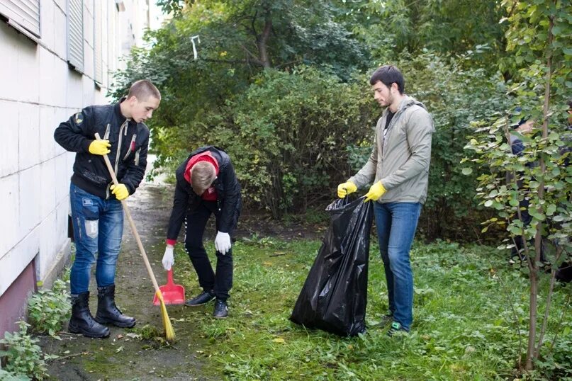 Сон убирать двор. Субботник картинки пенсионеры. Весенняя уборка. Сугробы. Люди на субботнике.