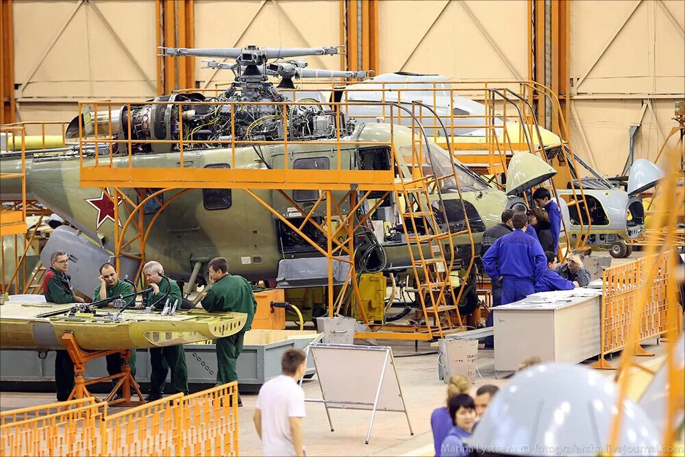 Вертолетный завод казань. Оао казанский вертолетный завод. Работа на вертолетном заводе. Казанский вертолетный завод самолет. Вертолет ансат казанский вертолетный завод.