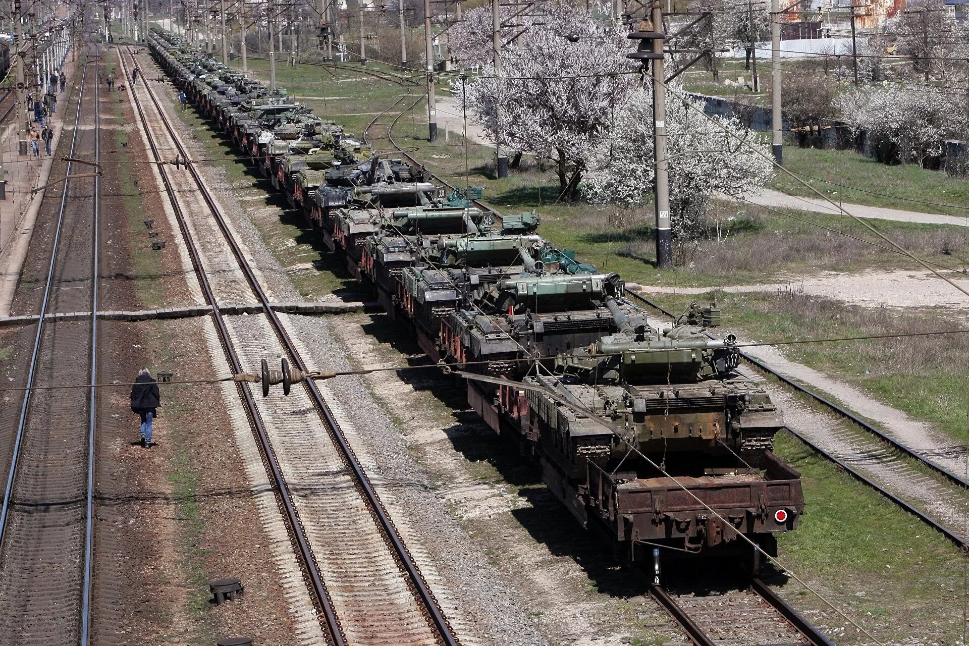 Армейская дорога. Эшелоны военной техники вс РФ. Военный поезд. Эшелон с техникой. Эшелон военной техники.