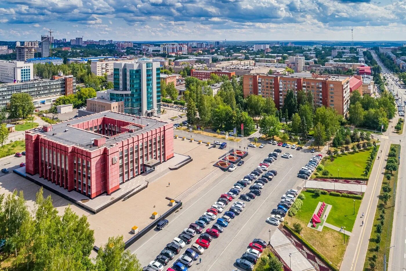 Город Ижевск Удмуртская Республика. Ижевск с птичьего полета. Столица Удмуртской Республики город. Удмуртская Республика, г. Ижевск, Центральная площадь.