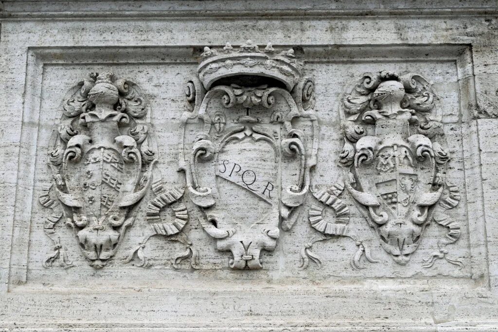 S p q r в древнем риме. Рим аббревиатура spqr. spqr аббревиатура в древнем риме. символы древнего рима. spqr памятник.