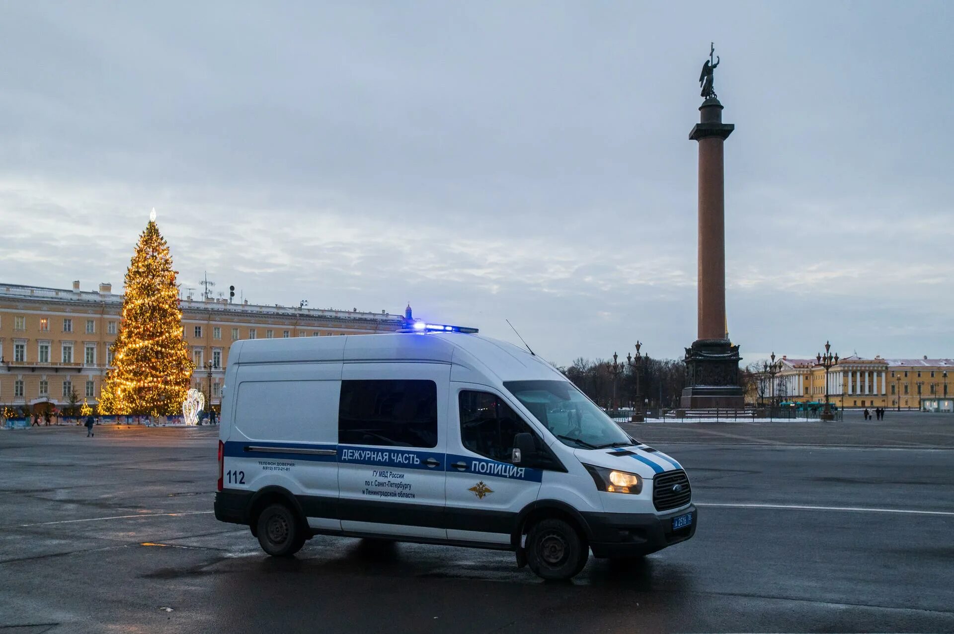 В петербурге задержали мигрантов в новогоднюю ночь. В петербурге задержали мигрантов в новогоднюю ночь