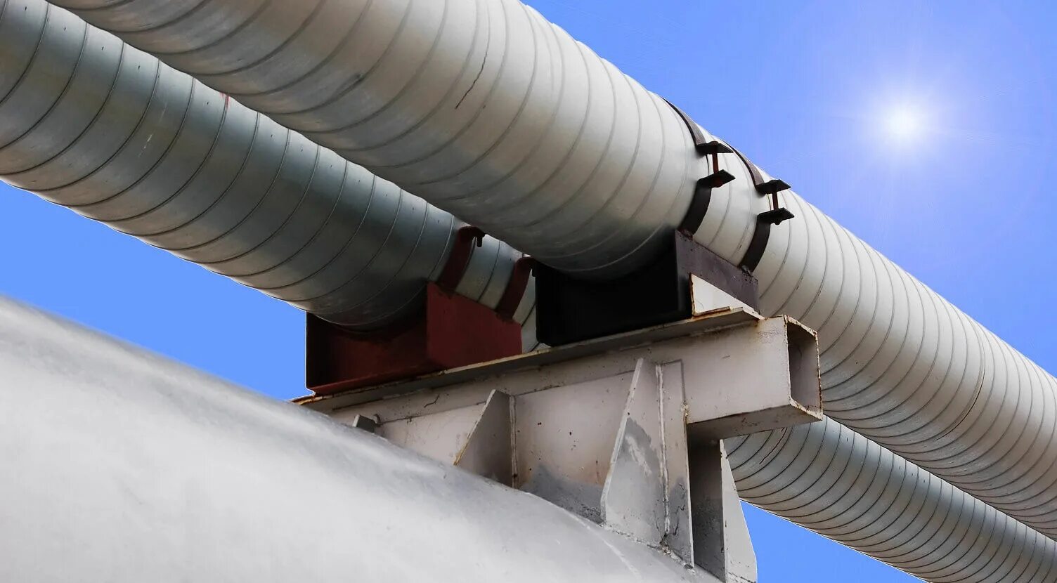 Крепление больших труб. Подвижные опоры для труб в ппу изоляции. подвижные опоры трубопроводов скользящие. разгрузочная опора трубопровода 80. анкерная опора трубопровода.