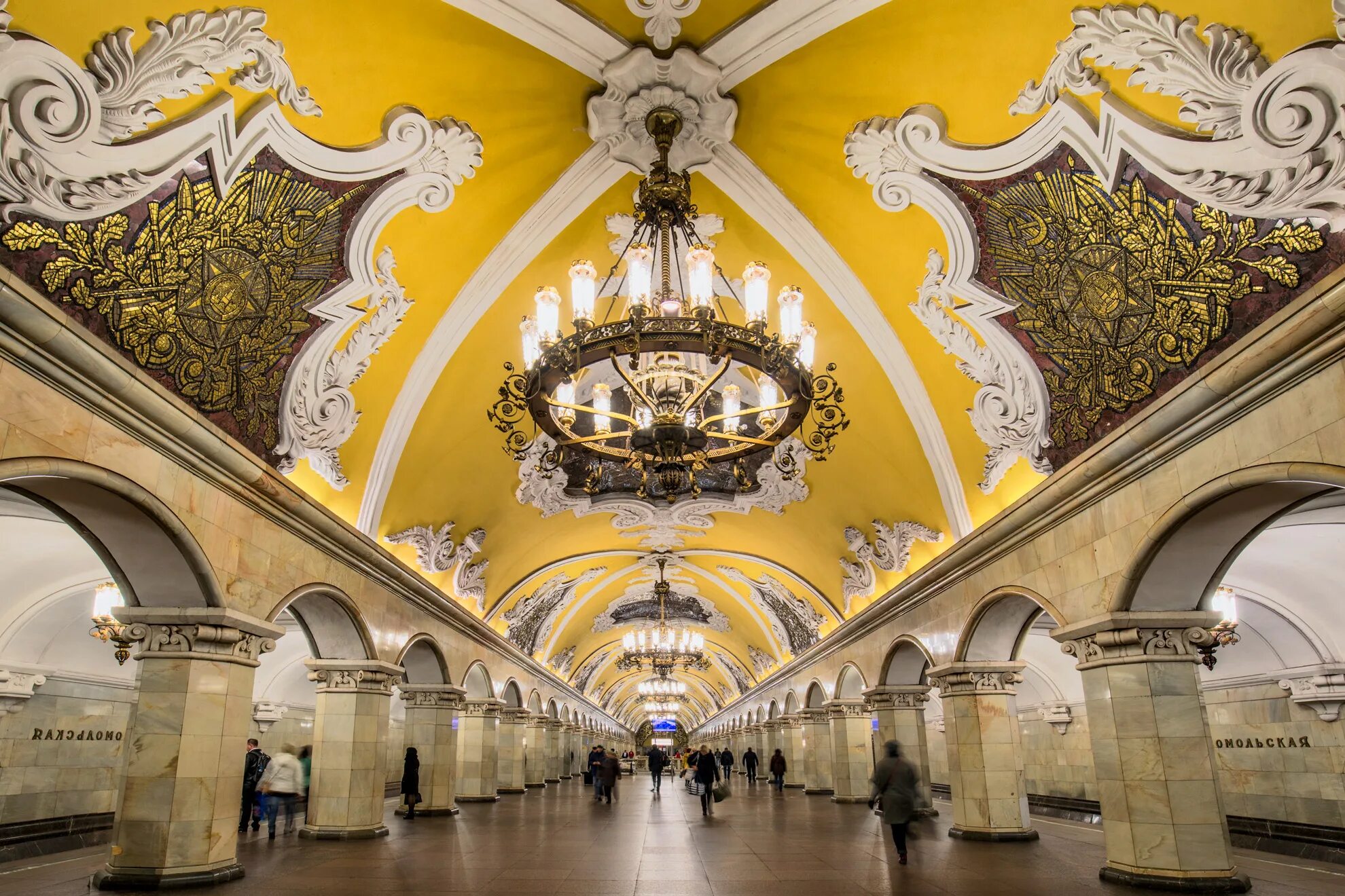 Архитектура московского метро. Архитектура метрополитена москвы. Метрополитен москва станция маяковская. Метро новокузнецкая 1943. Метро маяковская архитектура.