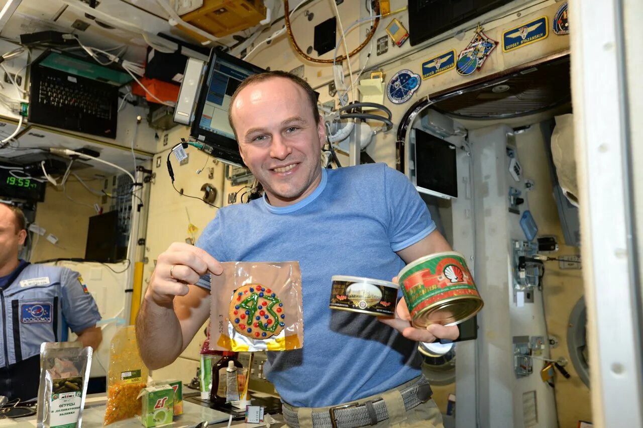 Космонавты были в полете 290 часов. Еда в космосе.
