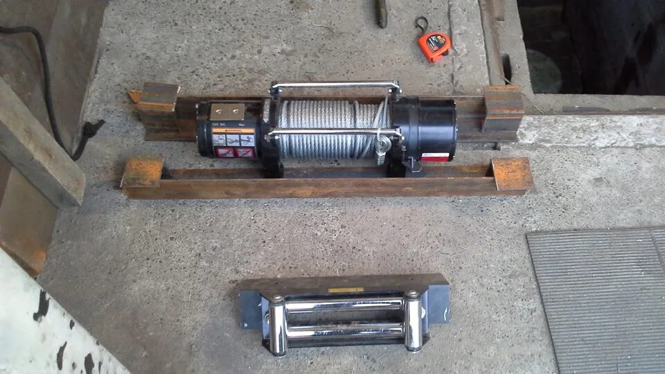 Площадка под лебедку winch 12000tb. Лебёдка на уаз хантер. Лебёдка электрическая автомобильная на уаз 469. Лебёдка электрическая автомобильная на уаз 469. Лебедка стократ 12000.