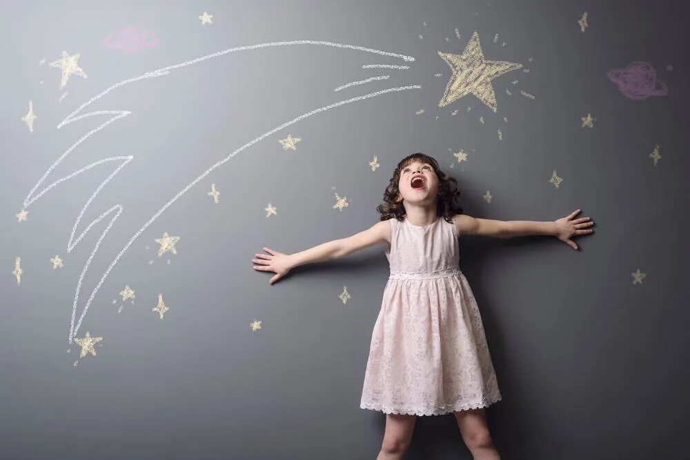 Звезды для детей. Девочка обнимает плюшевого мишку. Счастливый ребенок. Влюбленная девочка. Мечты.