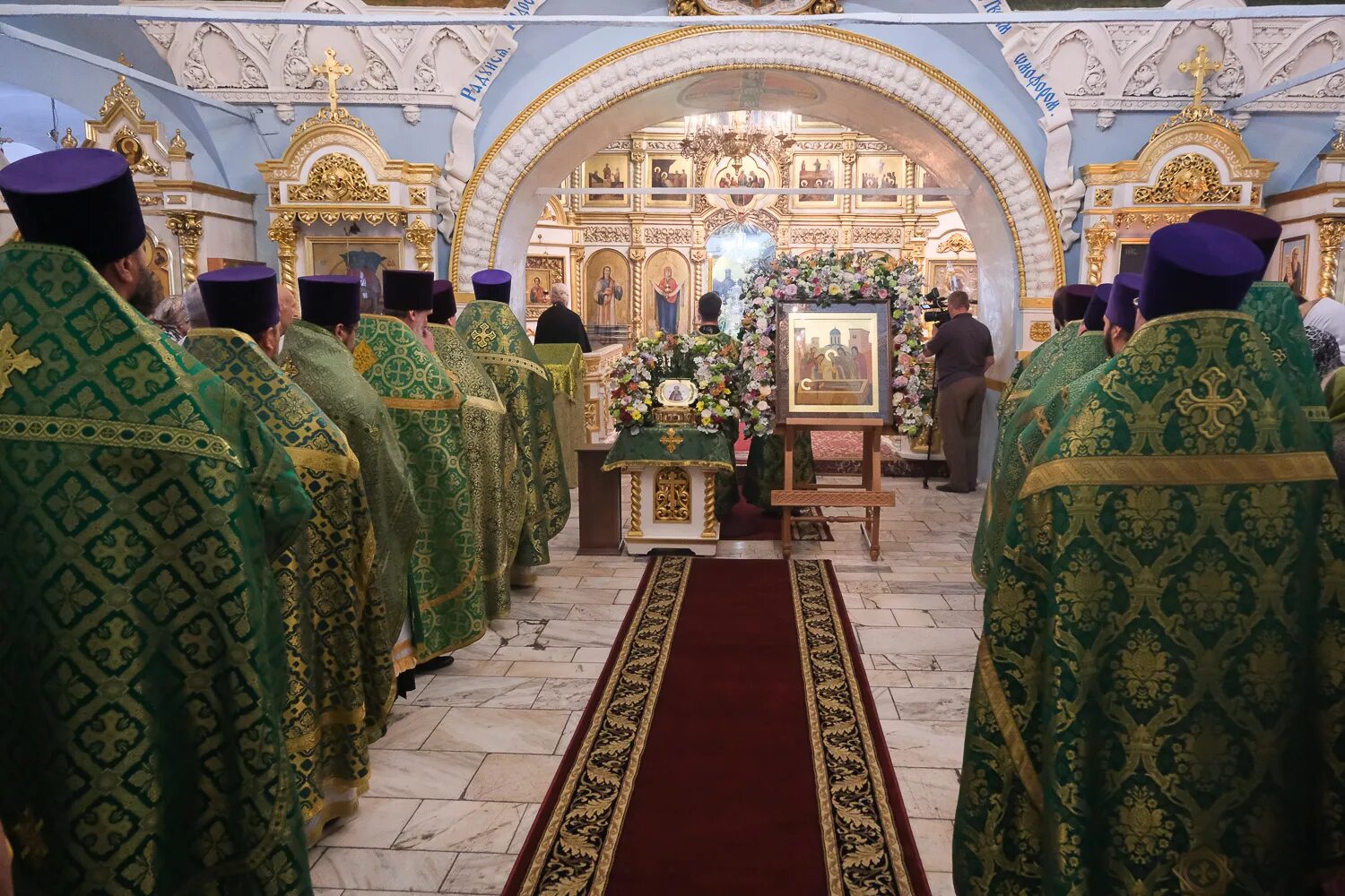 Казанский собор в санкт-петербурге мощи святых. Свято успенский кафедральный собор мощи. Успенский храм ярославль алтарь. Святыни благовещенского собора воронежа. Успенский собор мощи князя.