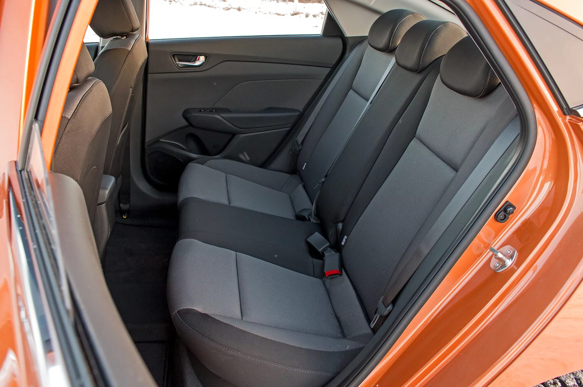 Hyundai solaris 2021 салон сзади. Задние сиденья солярис 2. Hyundai elantra 2021 задний ряд. Передние сиденья хендай солярис 2015. Hyundai solaris задний ряд.