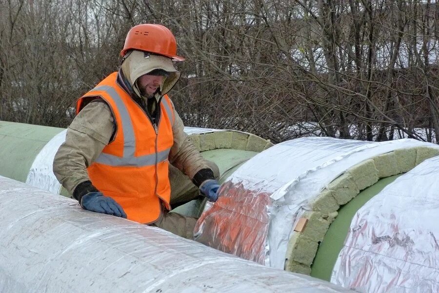 Изоляция теплосетей. Тепловая изоляция теплосети. Разрушение изоляции трубопровода. Замена изоляции теплотрассы. Кировская теплоснабжающая компания.