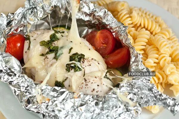 Рецепт курица с овощами в фольге. Куриная грудка запеченная в фольге. горячее с гарниром в фольге.
