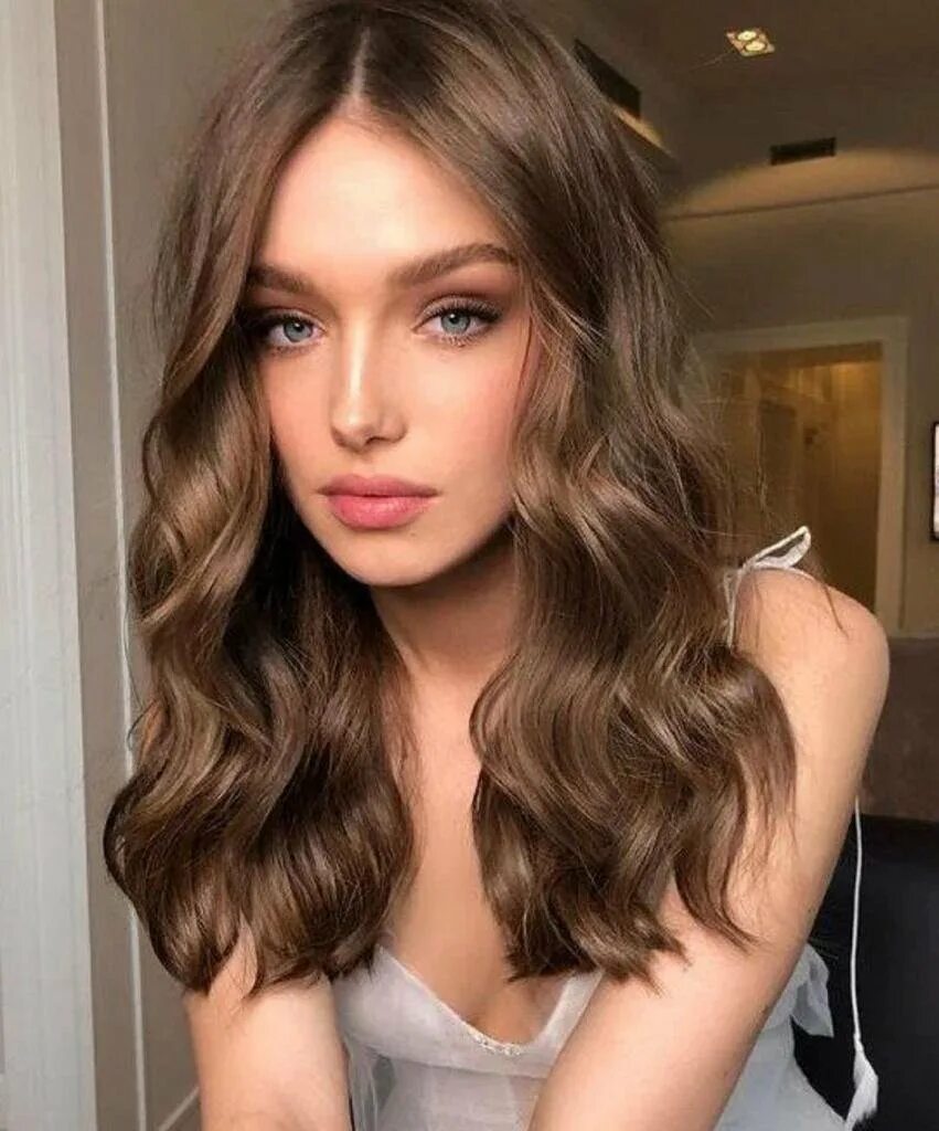 Мелирование с пепельным шоколадом. Русый цвет. Оттенки русого цвета волос. Средний тон волос. Мелирование с челкой.